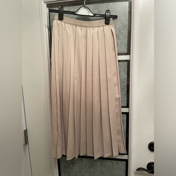 Uniqlo Dresses & Skirts - NWT Uniqlo Pleated Skirt